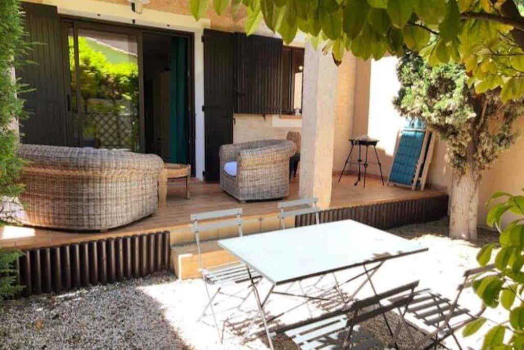 Cocoon'Isle - Jardinet- Jacuzzi Apartamento LʼIsle-sur-la-Sorgue Exterior foto